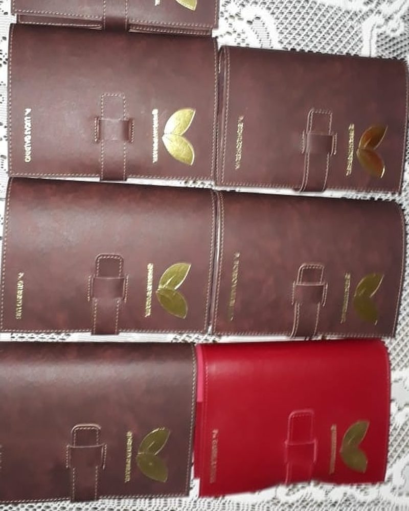 Agendas em couro vinho e vermelho com gravação dourada