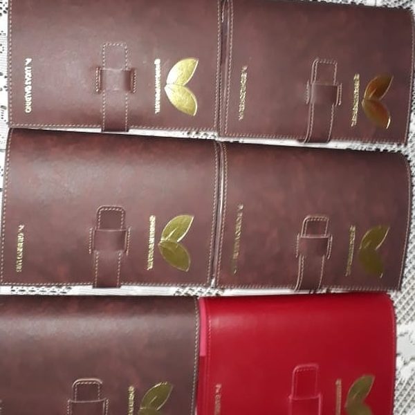Capas de Bíblia em couro vinho e vermelho com gravação dourada