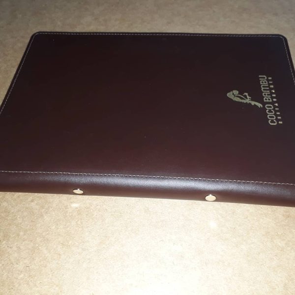 Cardápio em couro com logo gravado