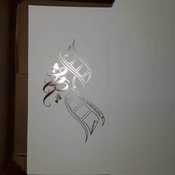 Convite branco com monograma em hot stamping prateado