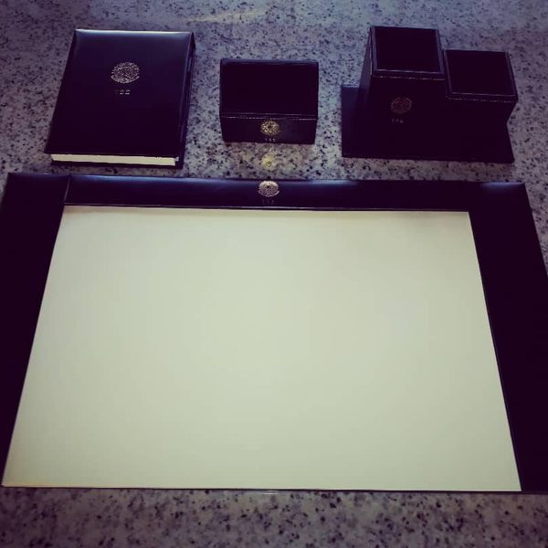 Kit executivo de mesa em couro preto
