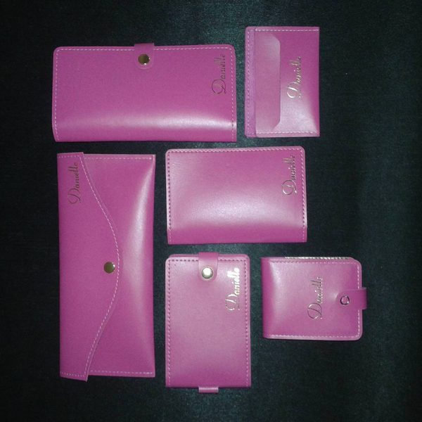 Kit rosa com carteira, porta-passaporte e porta-batom