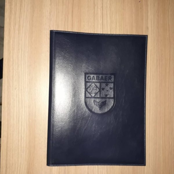 Porta-diploma azul-marinho com brasão em baixo-relevo