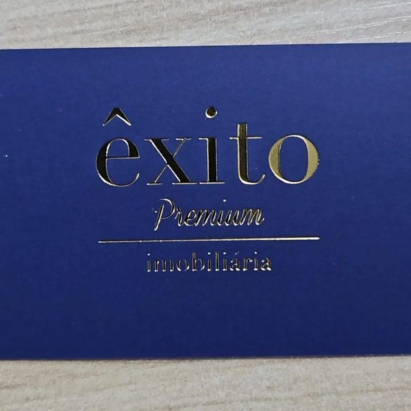 Cartão com gravação em hot stamping dourado